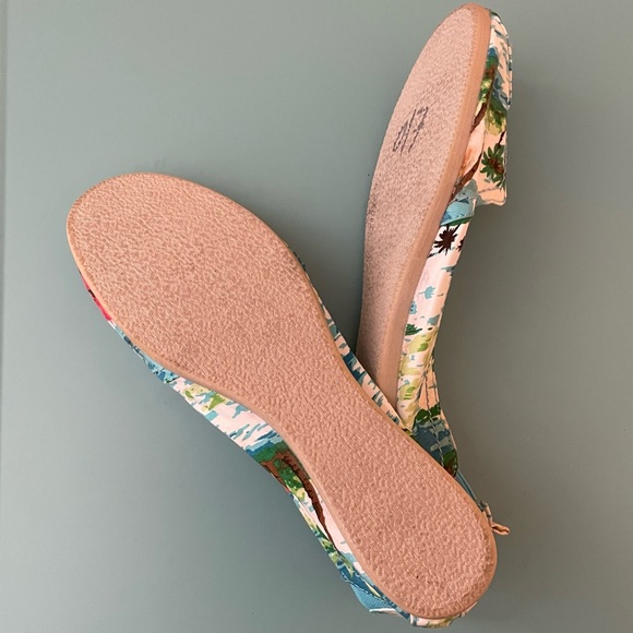 New Madden Girl Hawaiian Print Slip-On Flats - Picture 2 of 6